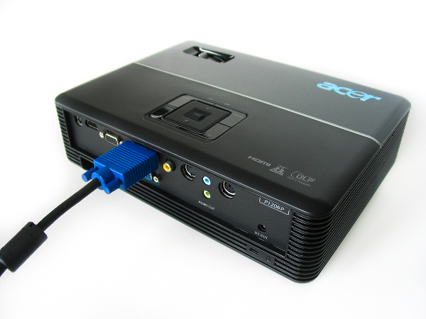 Un proyector conectado usando un cable VGA